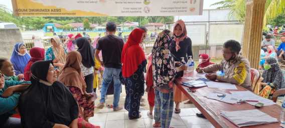 Polsek Kemuning dan Pemdes Kemuning Muda Giat Vaksin Massal