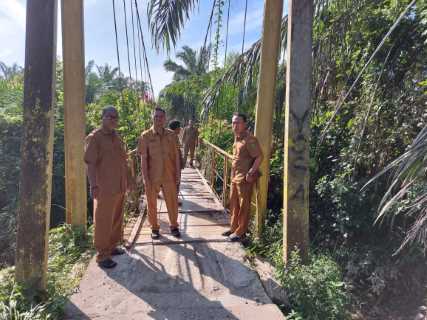 Pemdes Kemuning Tua Tinjau Jembatan Penghubung yang Menjadi Prioritas Musrenbang pada Tahun 2023