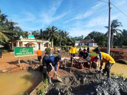 Rawan Banjir, Pemdes Limau Manis Turun Langsung Goro di Mushola Al- Ikhlas
