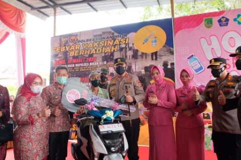 Bagikan Sembako Hingga Bagikan Motor, Cara Kapolda Riau Bikin Masyarakat di Rohil Semangat di Vaksin