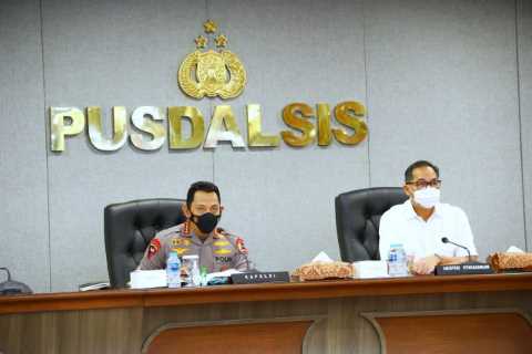 Kapolri Instruksikan Kapolda Pastikan Minyak Goreng Tersedia di Pasar Tradisional dan Modern 