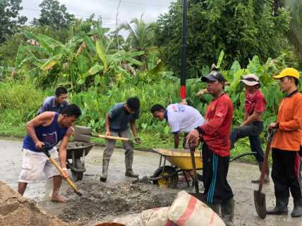 Masyarakat Tembilahan Lakukan Perbaikan Jembatan dan Jalan