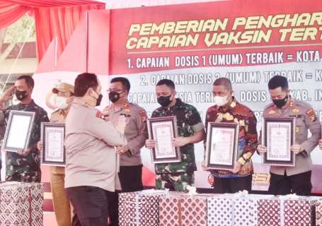 Vaksinasi Lansia Dosis 1 Tertinggi di Riau, Wabup Inhil H.Syamsuddin Uti Terima Penghargaan Dari Polri