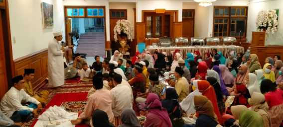 Bersama Warga Sekitar Rumdis, Gubernur Al Haris dan Hesti Sambut Ramadhan