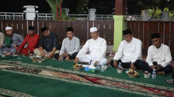 Bupati Wardan Diskusi Bersama Masyarakat Kemuning, Usai Sholat Tarawaih Bersama