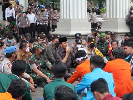 Sambil Bersila, Ketua DPRD Jambi Terima Aksi Unjuk Rasa Aliansi Mahasiswa & Rakyat