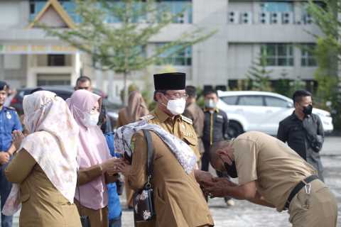 Pimpin Apel Gabungan Pasca Libur Bersama, Bupati Inhil HM Wardan Tekankan Kedisiplinan dan Kinerja