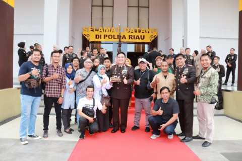 Kapolda Iqbal Dapat Kejutan Kue Ulang Tahun dari Jurnalis Mitra Polda Riau
