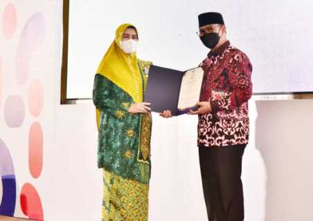 Ketua TP-PKK Inhil,  Hj. Zulaikhah Wardan  Terima Penghargaan MKK Dari BKKBN RI