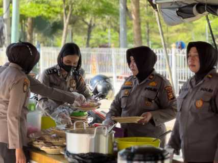 Sarapan Gratis Direktorat Samapta Polda Riau, Masakan Polwan