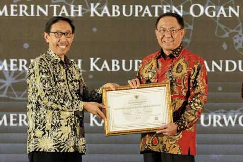Bupati Inhil Raih Kategori \