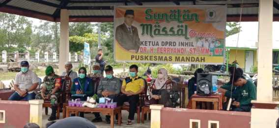 Meski Diguyur Hujan, Ferryandi Tetap Hadir Buka Giat Khitanan Massal di Desa Batang Tumu