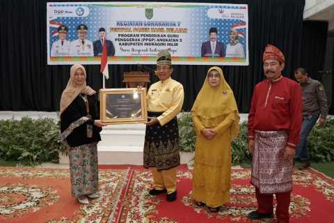 Bupati Inhil Terima 2 Penghargaan Bidang Pendidikan 