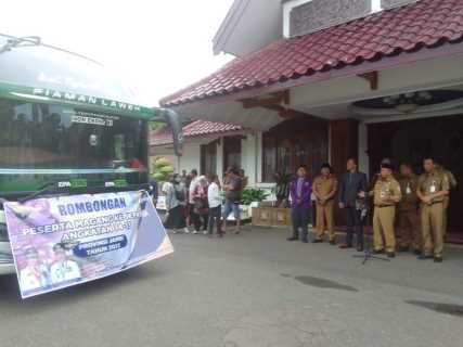 Gubernur Al Haris Lepas 61 Peserta Magang Ke Jepang