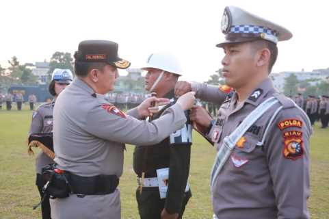 Operasi Keselamatan Lancang Kuning 2023 Digelar, Kapolda Riau Bagikan Helm Kepada Pengendara : Keselamatan Adalah yang Utama