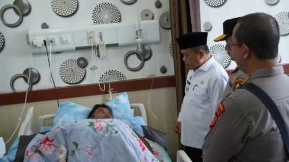 Gubernur Jambi Alharis Jenguk Kapolda dan Korban Helikopter di Rs Bhayangkara