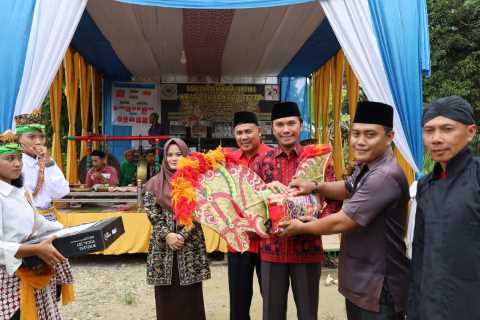 Berkunjung ke Paguyuban Krida Turonggo Setto dan Wahyu Budoyo Singkut, Edi Purwanto Berikan Bantuan Alat Kesenian