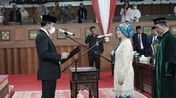 Ketua DPRD Provinsi Jambi Edi Purwanto Pimpin Pengambilan Sumpah Sri Herlita