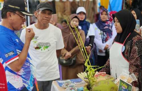 Meski Hujan, Bupati Inhil Saksikan Langsung Lomba Makanan Rakyat Berbahan Kelapa Sempena HPN Riau