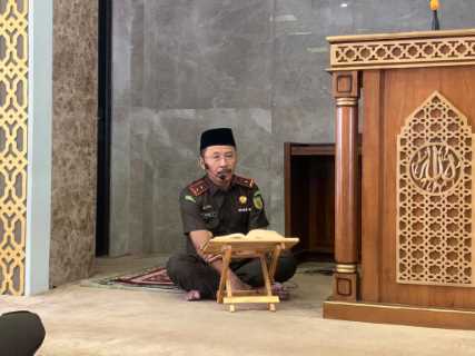 Kajati Riau Dr. Supardi Isi Tausiyah Ba\'da Dzuhur di Masjid Al- Mizan