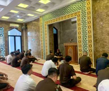Isi Tausiah Usai Sholat Zuhur, DR. Zulkifki, SH., MH : Sebaik- Baiknya Buku Adalah Al-Quran