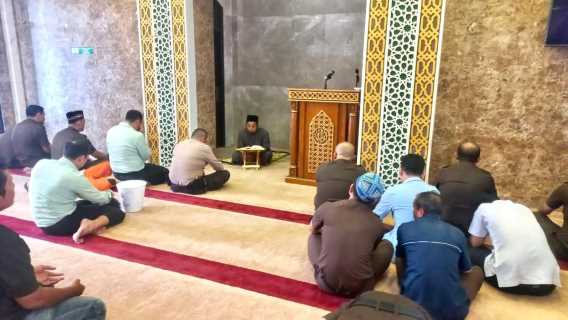 Tausiah Di Masjid Al - Mizan Kejati Riau, Ustad Chairul : Mahkota Hadiah Untuk Orangtua Bagi Anaknya Penghafal Al Quran