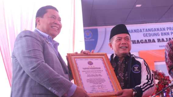 Dukung Penuh BNN, Gubernur Al Haris Terima Penghargaan Dari Kepala BNN RI 