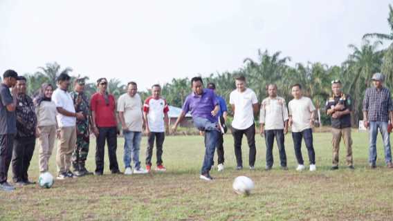 Wabup Rohil Buka Turnamen Bola Kaki Parit Kabir Cup II Hadirkan Pemain Timnas Bobby Satria