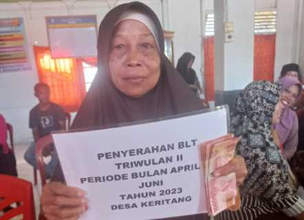 Kebijakan Pemerintah, Pemdes Keritang Salurkan BLT Tahap II