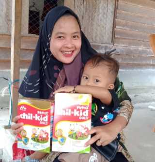 Pemdes Keritang Bagikan Susu untuk Balita dan Ibu Hamil