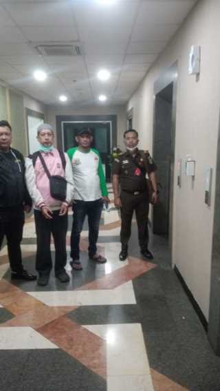 Tim Tabur Kejaksaan Agung dan Tim Intelijen Kejaksaan Tinggi Sumatera Selatan Berhasil Mengamankan DPO Tersangka AAFH