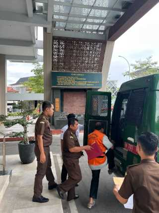 PENAHANAN 1 (SATU) ORANG TERSANGKA DUGAAN TIPIKOR PEMBANGUNAN JEMBATAN SUNGAI ENOK KEC. ENOK PADA DINAS PEKERJAAN UMUM KAB. INDRAGIRI HILIR TA. 2012
