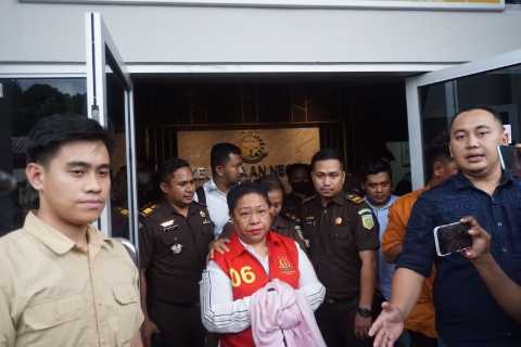 KEJAKSAAN NEGERI SORONG MELAKUKAN PENJEMPUTAN PAKSA DAN MENETAPKAN SW SEBAGAI TERSANGKA SERTA MELAKUKAN PENAHANAN DALAM KEGIATAN PERLUASAN JARINGAN TEGANGAN LISTRIK RENDAH DAN MENENGAH PADA DINAS PERTAMBANGAN DAN ENERGI KAB. RAJA AMPAT TAHUN ANGGARAN 2010