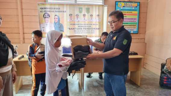 Pemdes Air Balui Salurkan Bantuan Pendidikan Kepada Pelajar