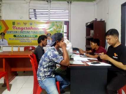 Pemdes Keritang Salurkan Beras Buloq Tahap I