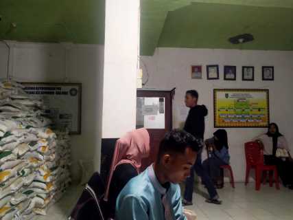 Pemdes Keritang Salurkan Beras Bulog