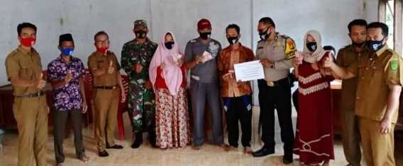 Wujud Kerjasama yang Baik, Penyaluran BLT DD Talang Jangkang Didampingi Babinsa Koramil 09/Kemuning