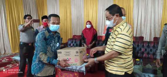 Berikan Bantuan Terdampak Banjir di Kemuning, Bupati Wardan: Kita Upayakan Pengerukan Sungai Reteh