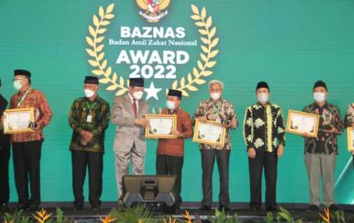 Al Haris Terima Penghargaan Baznas Award 2022 Kategori Gubernur Pendukung Gerakan Zakat Indonesia 2022