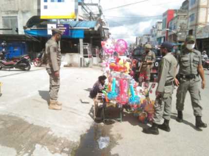 Bertindak Tegas dan Humanis, Satpol PP Inhil Tegur Pedagang yang Masih Bandel