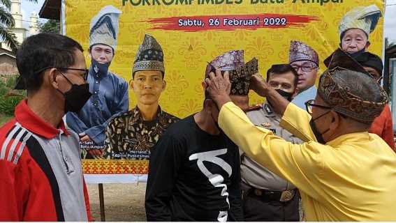Vaksinasi Masal LAMR & Forkompindes Batu Ampar, Forkomfincam Kemuning Dikenakkan Tanjak