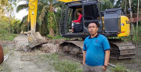 Ikhlas Bangun Desa, Kades Sekara Bangun Jalan Pakai Dana Pribadi