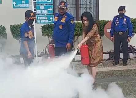 DPKP Inhil Sosialisasi Penggunaan APAR dan Simulasi Pemadaman Kebakaran