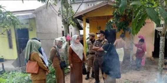 Disos Inhil Kunjungi Rumah Seorang Pengemis