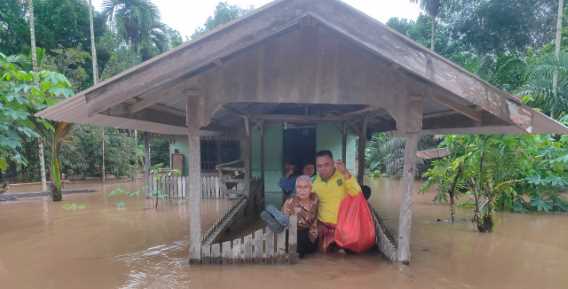 Dilanda Banjir, Kades Sekara Langsung Turun Evakuasi Warga