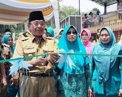 Jambore PKK Kemuning, Hj. Zulaikhah Wardan Sampaikan Penghargaan Kepada Ketua TP PKK Kemuning