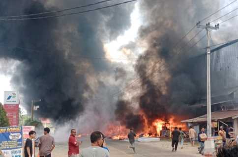 Breaking News: Api Lalap Sejumlah Kios Depan SPBU Desa Keritang 