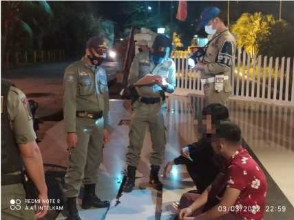 Cegah Kejahatan, Remaja Nongkrong Hingga Tengah Malam Dibuarkan Satpol PP Inhil