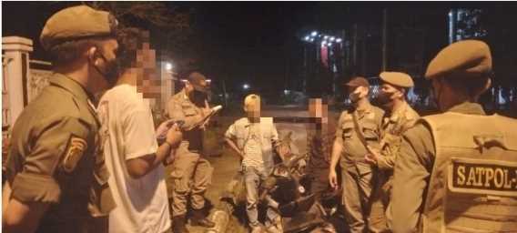 Asyik Berswafoto Tanpa Ingat Waktu, Muda Mudi Dibubarkan Satpol PP Inhil