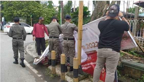 Satpol PP Inhil Tertibkan Reklame Yang Tumbang Pasca Hujan Dan Angin Kencang